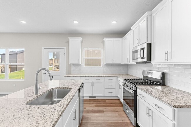 Building Photo - Beautiful Split Level 5 Bedroom Home - Hills of Olde Savannah