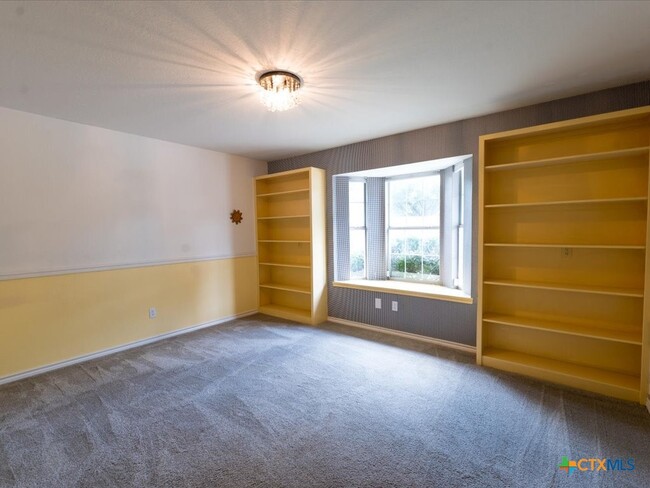 Building Photo - 300 Las Plumas Dr