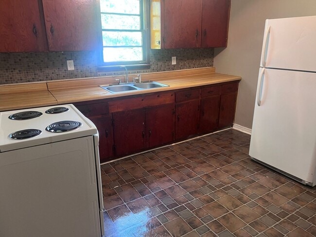Building Photo - 2 Bedroom 1 Full Bath Home