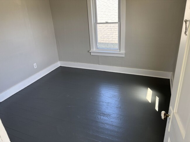 Building Photo - 27 Linwood Ave