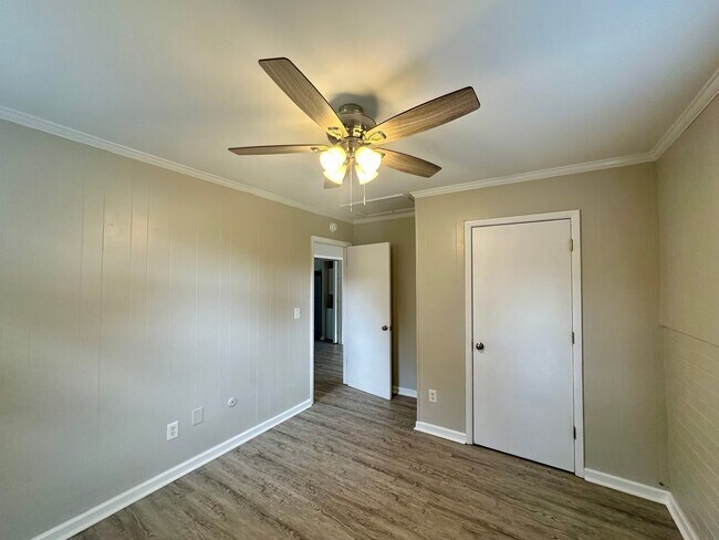 Building Photo - SEAGATE VILLAGE - Located off Greenville A...