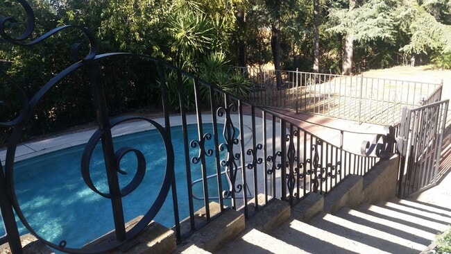 Building Photo - Spacious Duplex in South Redlands with Pool Access