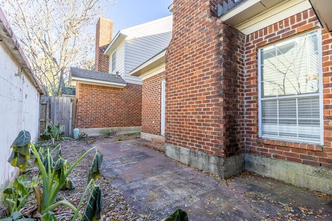 Building Photo - STUDENTS WELCOME! 3/2 Townhouse near USA! GATED! Students Welcome!