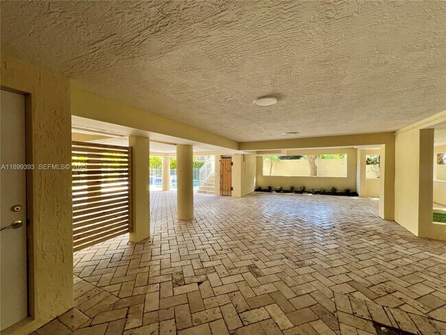 Building Photo - 573 Satinwood Dr