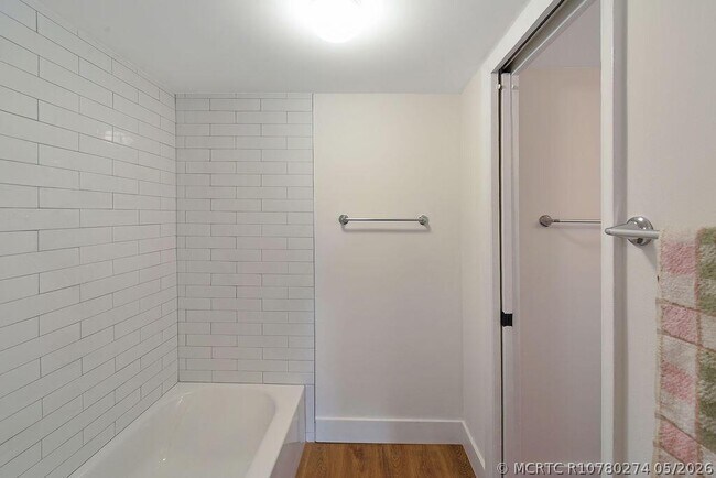 Building Photo - 1400 NE 57th Ct