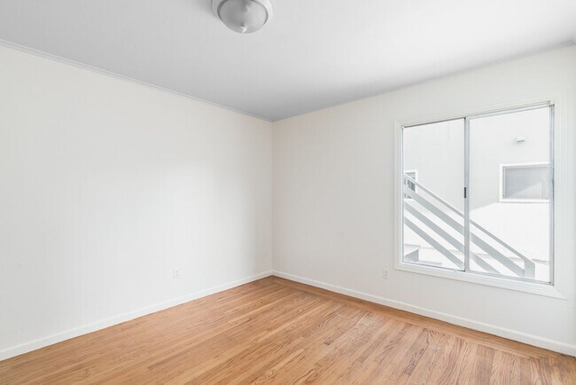 Building Photo - 1572 Buena Vista Ave