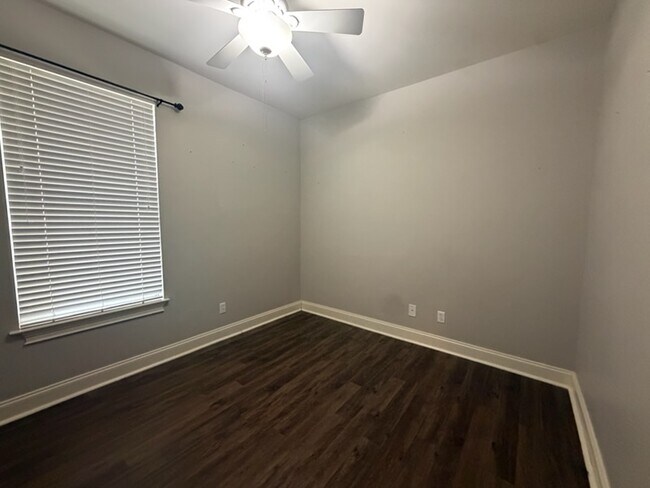 Building Photo - 30 N Wildflower Dr