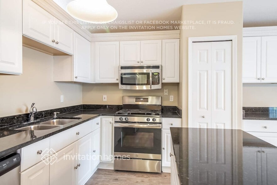 Building Photo - 2825 Falcon Crest Pl