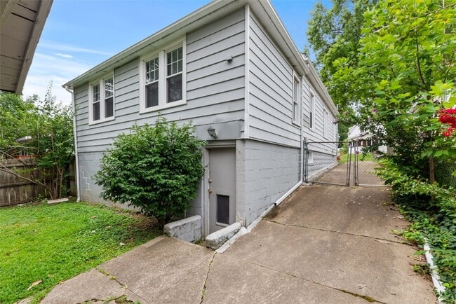 Building Photo - 7621 Weaver Ave