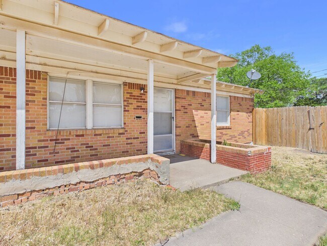 Building Photo - ~ALL BILLS PAID! 2 bedroom Duplex for rent! ~