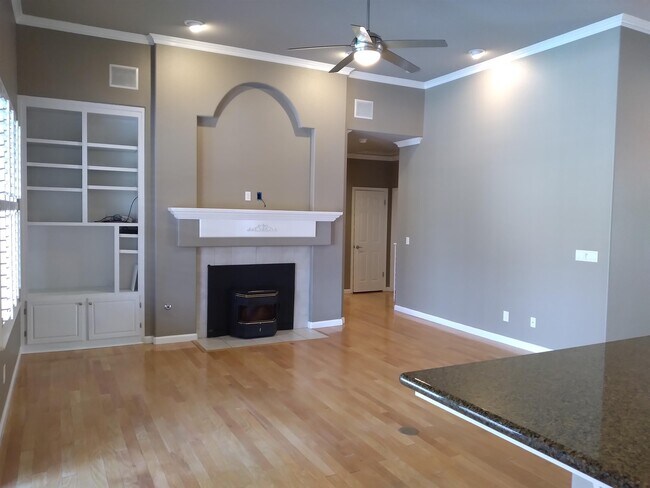 Building Photo - 553 W Fallbrook Ave