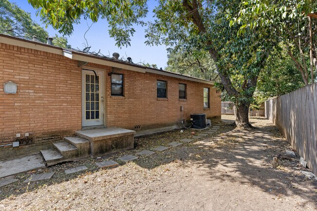Building Photo - 3817 Parkwood St