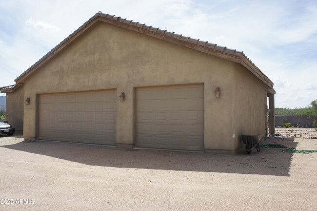 Building Photo - 14032 E Cavedale Dr