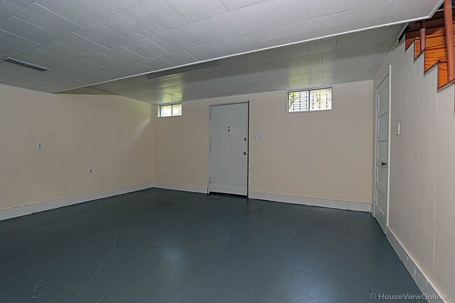 Building Photo - House Close To Campus- Available in June 2026