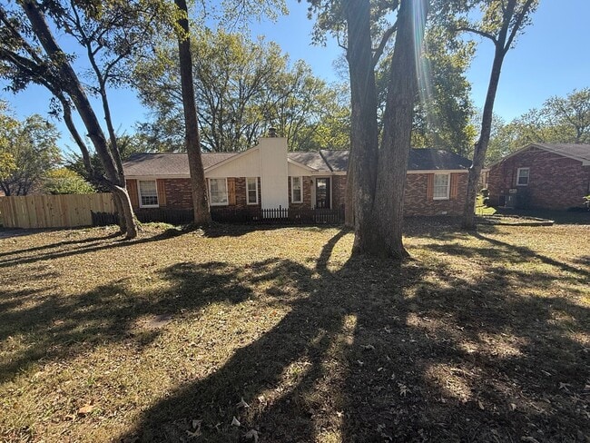 Building Photo - Quiet Hendersonville Neighborhood