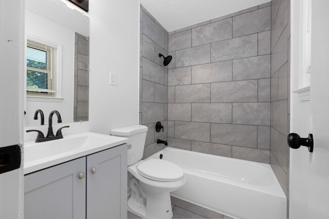 Building Photo - 3 bedroom, 2 bath recently renovated in So...