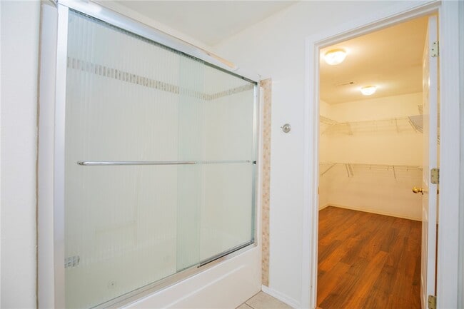 Building Photo - 902 SW Sandrock Rd