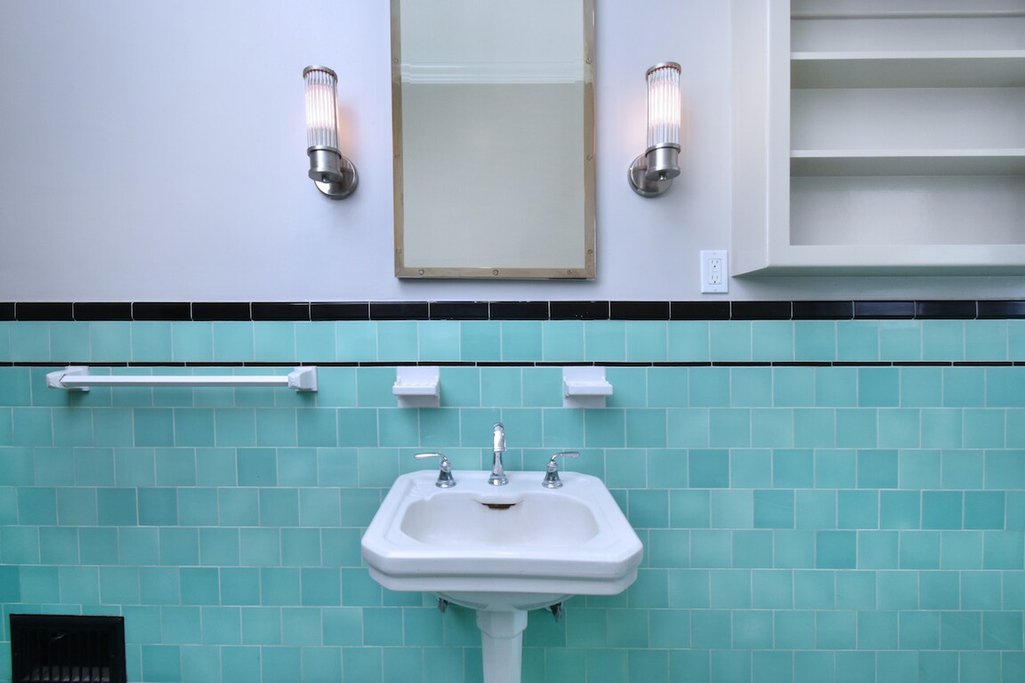 Building Photo - 724 S Genesee Ave