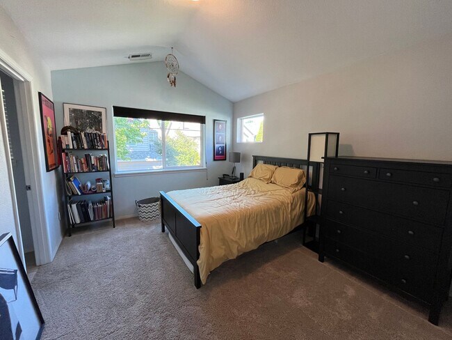 Building Photo - Lovely 2Bd + 2.5Ba in Beaverton!! Minutes Away From Nike! New Roof, Fence, Paint and Additional B...