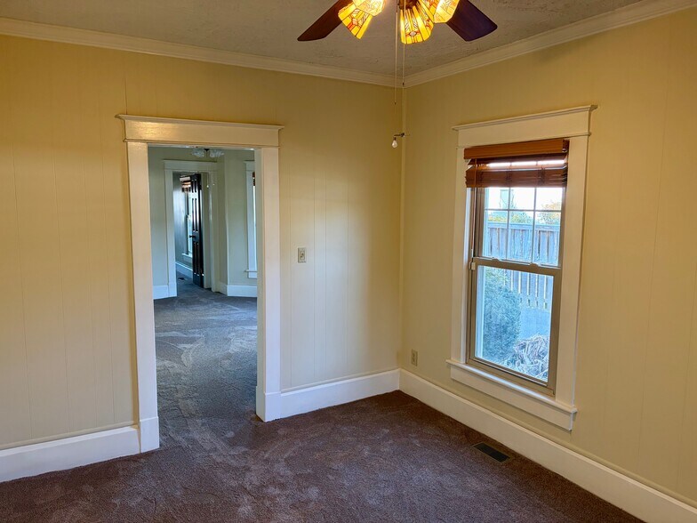 Building Photo - 125 E 39th St