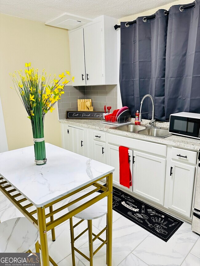 Building Photo - 686 Robert Henry St