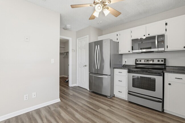 Building Photo - 10 Chamois Ct