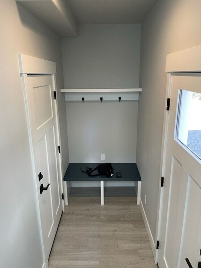 Building Photo - Townhouse For Lease