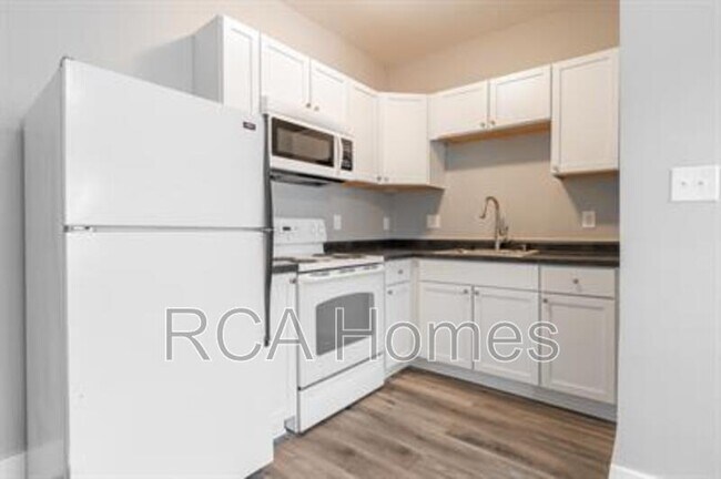 Building Photo - 2831 N Kenwood Ave
