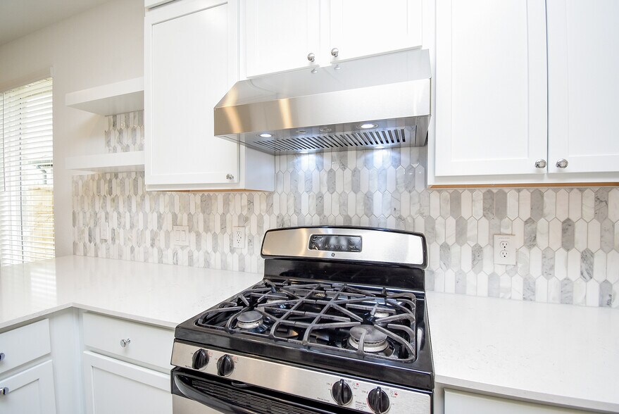 Gas stove, lighted vent. - 6714 Iron Clover Dr