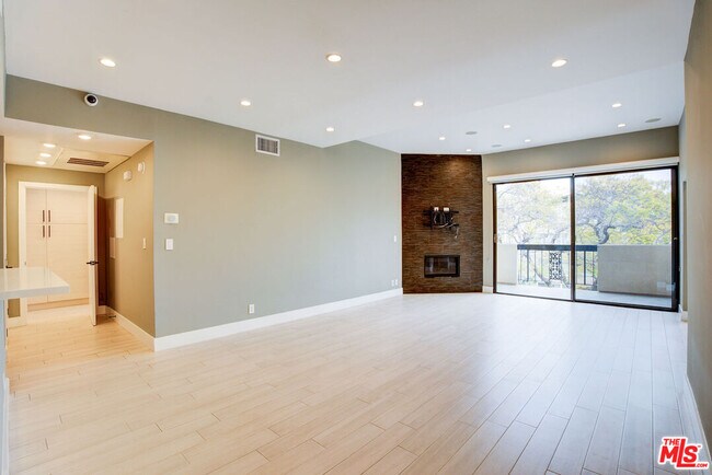 Building Photo - 423 N Palm Dr