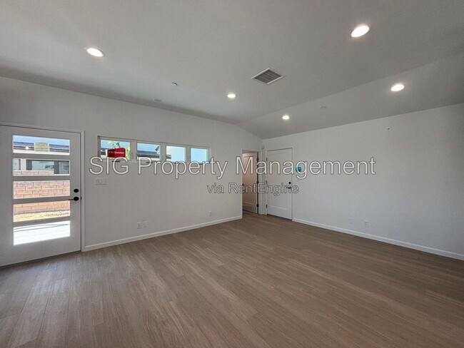 Building Photo - 2230 Sherwood Pl
