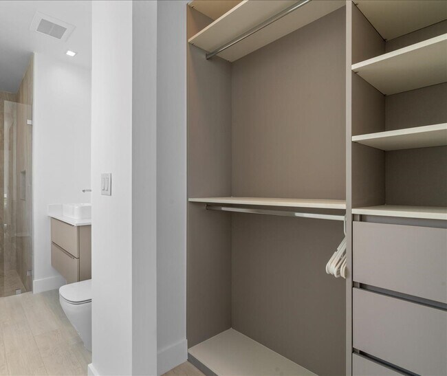 Building Photo - 1311 Bay Dr