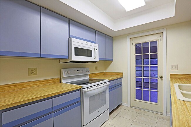 Building Photo - North Fort Myers Single Family Home AVAILABLE NOW