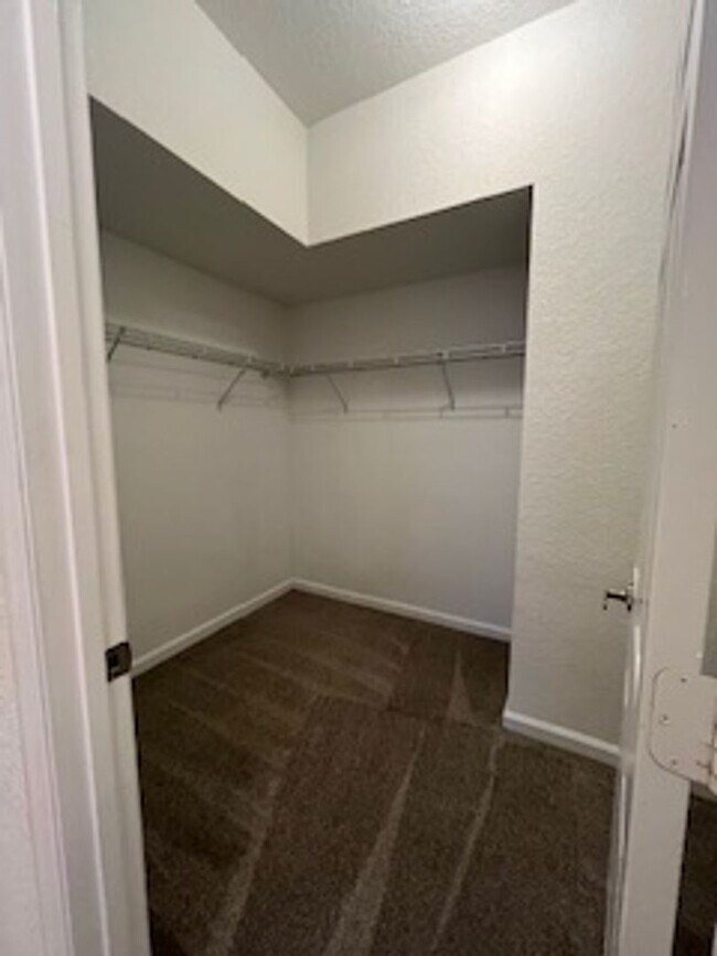 Building Photo - Beautiful Wexford Townhome!