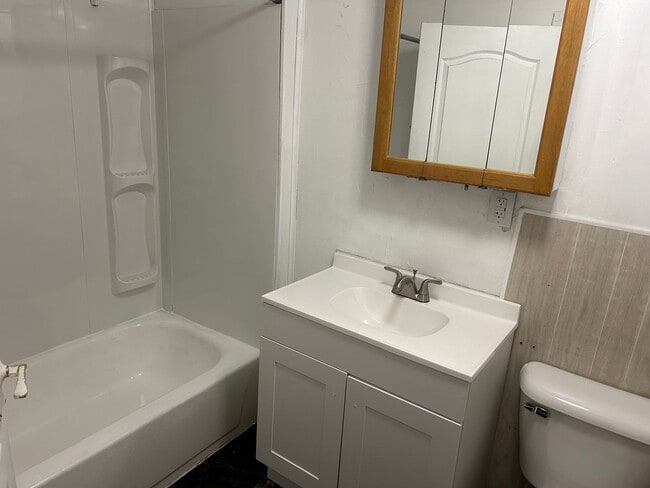 Building Photo - 3 Bedroom House