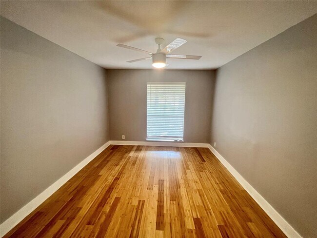 Building Photo - 3006 Lakeside Dr