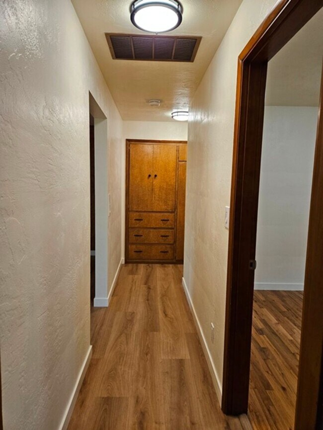 Building Photo - 3Bd/2Ba Single Story House - For Viewing!