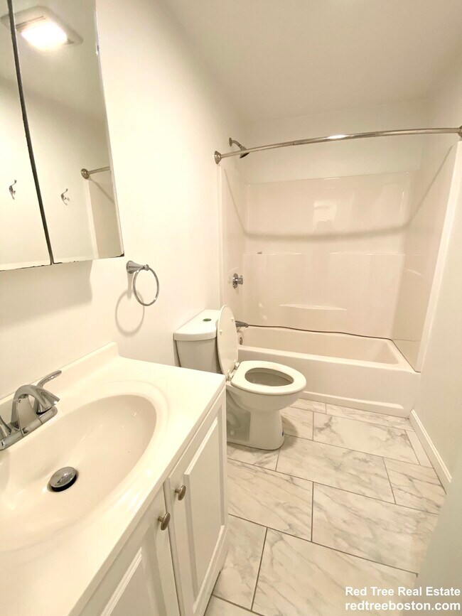 Building Photo - 669 Saratoga St