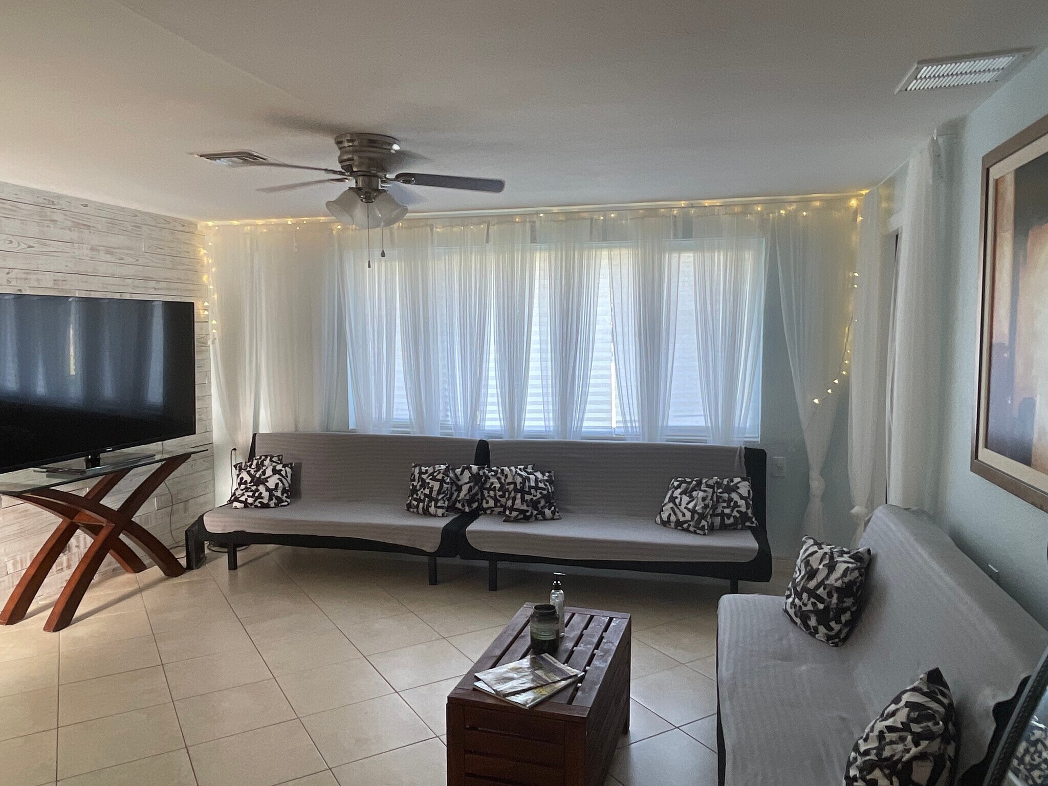 3x1 or 4x2 living room with 3 twin size beddings if requested - 2440 Manasota Beach Rd