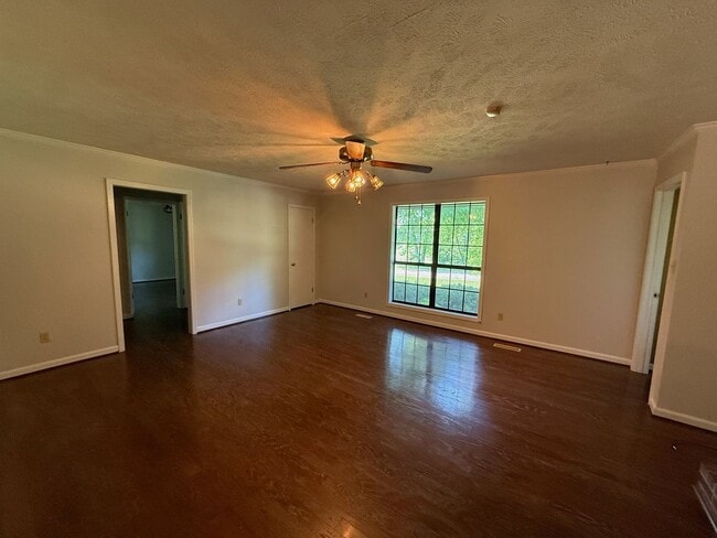 Building Photo - 102 Hickory Hill Dr