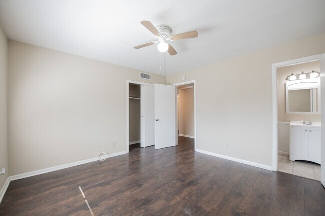 Building Photo - Great Florida Home with Garage in the Hear...