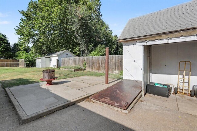 Building Photo - 207 E Juniper Ln