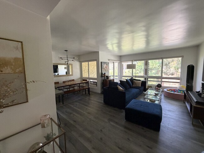 Building Photo - 6250 Buckingham Pkwy