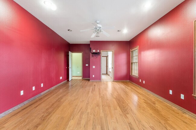 Building Photo - Beautiful spacious 3 bedroom home with a p...