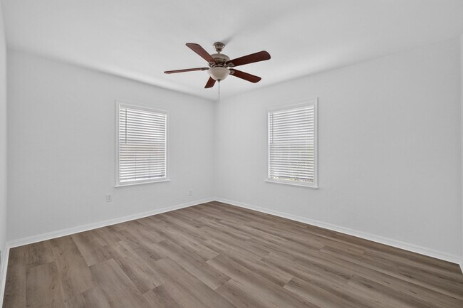 Building Photo - 423 SW 11th Ct