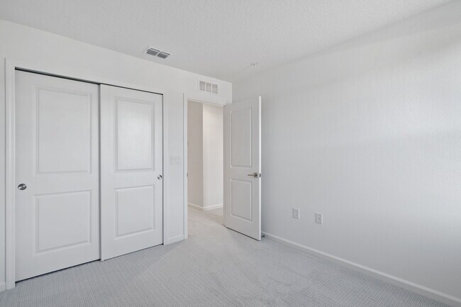 Building Photo - 1601 Pinecliff Dr