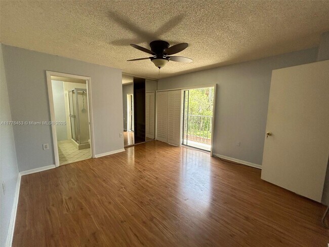 Building Photo - 409 Live Oak Ln