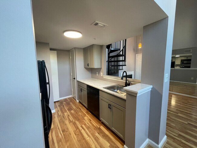 Building Photo - 10421 Beacon Ridge Dr