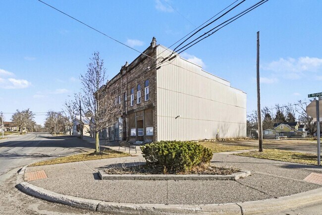 Building Photo - 307 E Bridge St