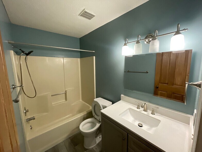 Building Photo - 9904 Mustang Dr
